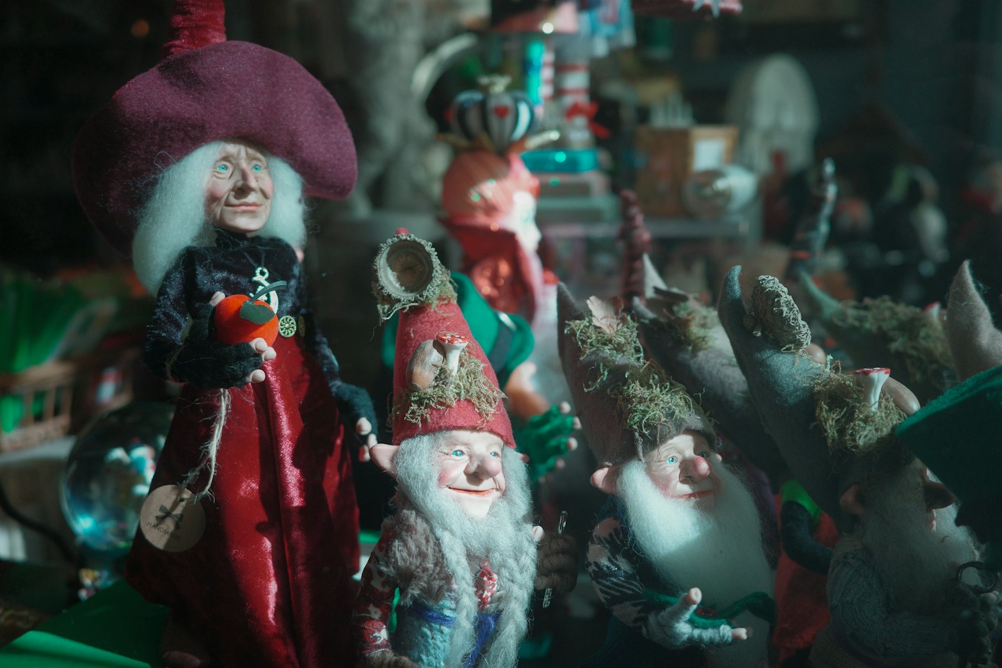 Ręcznie robione lalki wiedźmy i gnoma na półce.